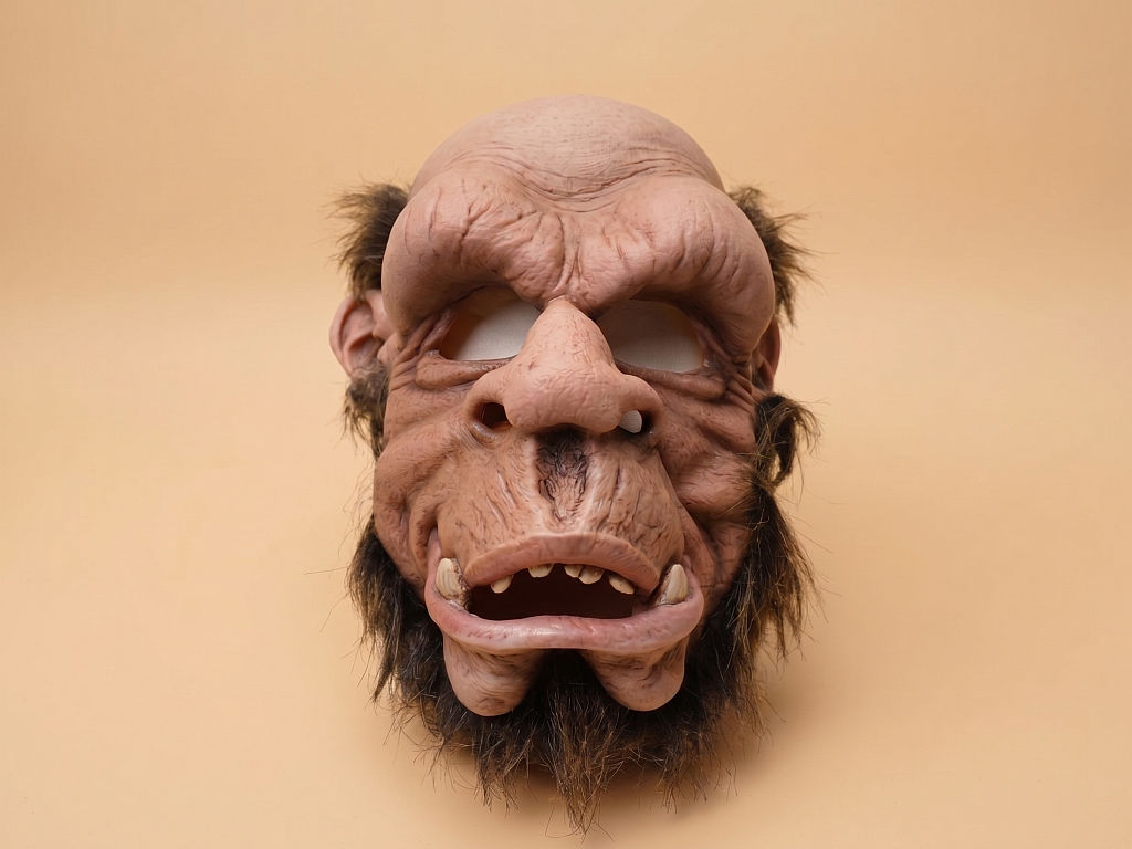 Eine Big-Foot-Maske aus Latex, im Kostümladen Berlin.