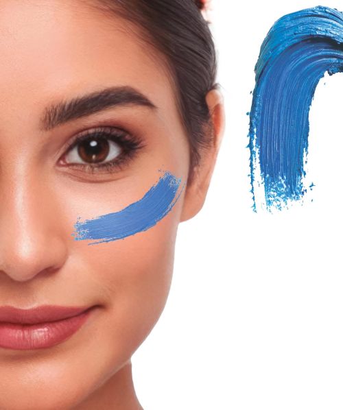Detaillierte Nahaufnahme eines Gesichts mit einem cremigen Klecks des Creme Make-ups in der Farbe blau als Farbmuster für Fasching oder Halloween.