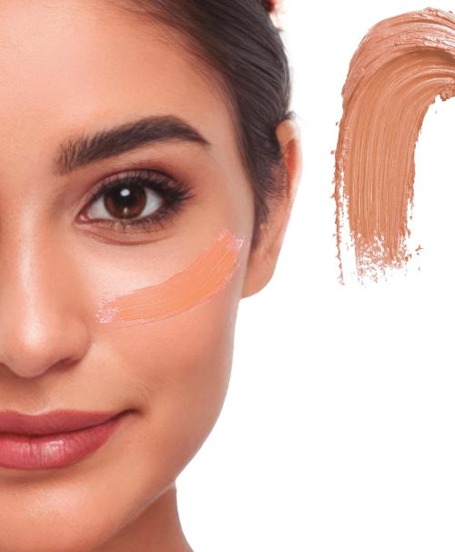Detaillierte Nahaufnahme eines Gesichts mit einem cremigen Klecks des Creme Make-ups in der Farbe fleisch als Farbmuster für Fasching oder Halloween.