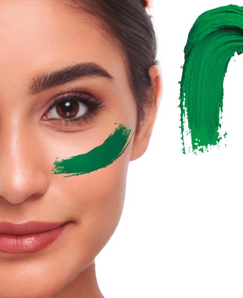 Detaillierte Nahaufnahme eines Gesichts mit einem cremigen Klecks des Creme Make-ups in der Farbe grün als Farbmuster für Fasching oder Halloween.