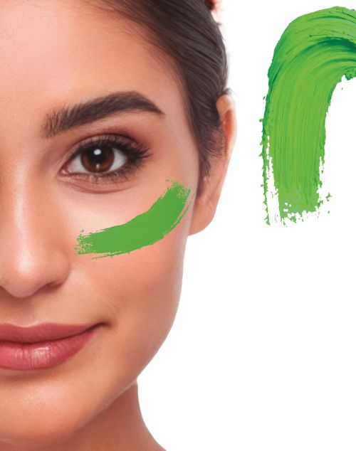 Detaillierte Nahaufnahme eines Gesichts mit einem cremigen Klecks des Creme Make-ups in der Farbe hellgrün als Farbmuster für Fasching oder Halloween.