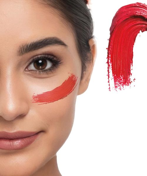 Detaillierte Nahaufnahme eines Gesichts mit einem cremigen Klecks des Creme Make-ups in der Farbe rot als Farbmuster für Fasching oder Halloween.