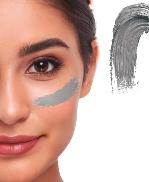 Detaillierte Nahaufnahme eines Gesichts mit einem cremigen Klecks des Creme Make-ups in der Farbe silber als Farbmuster für Fasching oder Halloween.