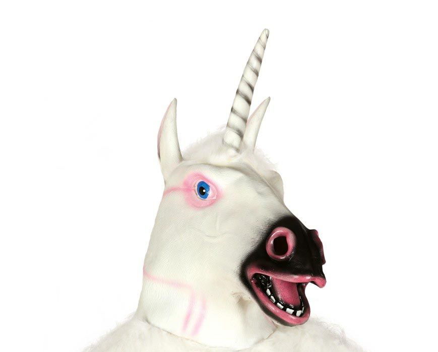 Eine weiße Einhorn-Maske aus Latex mit markantem Horn und Details einer Mähne, die in den Regalen eines Berliner Maskenladens präsentiert wird.