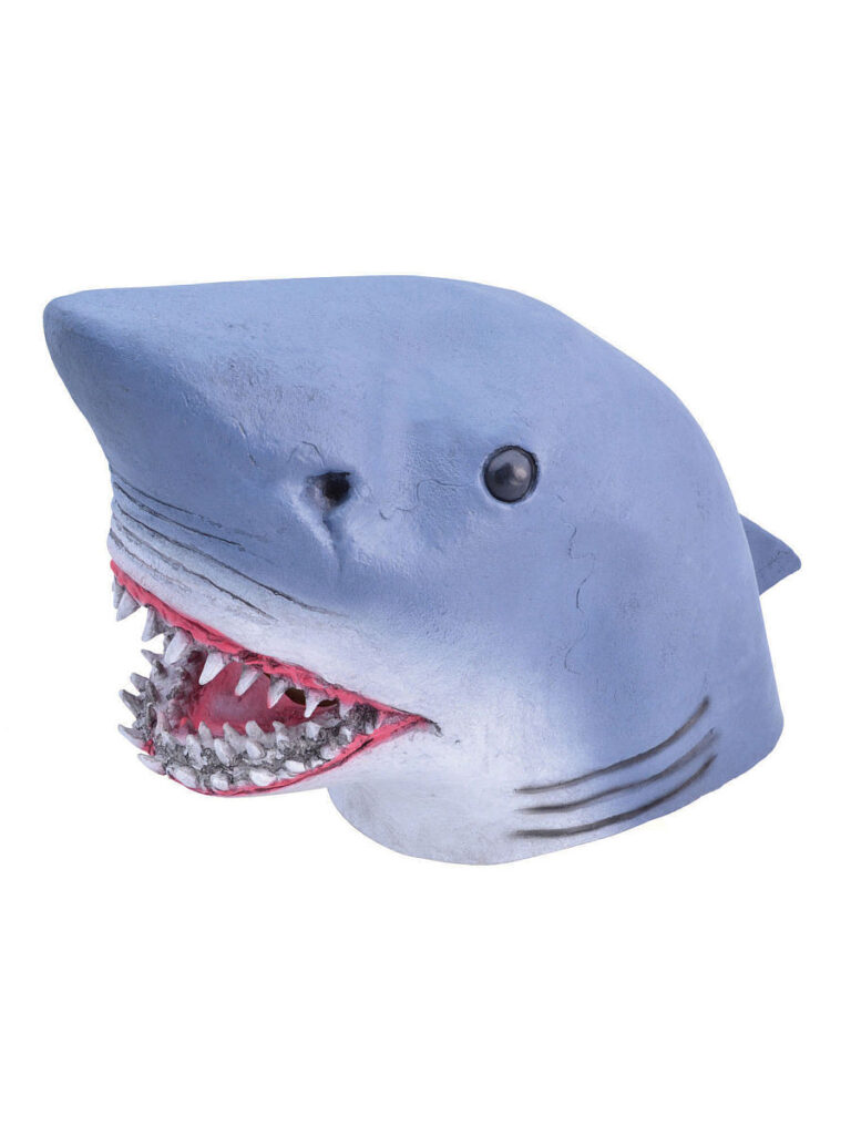 Eine graue Latex-Maske, die den Kopf eines Hais mit geöffnetem Maul und sichtbaren Zähnen darstellt.