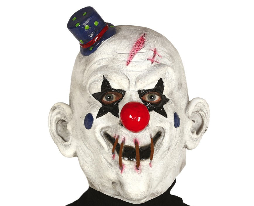 Eine furchteinflößende Horror-Clown-Maske aus Latex mit unheimlicher Bemalung und einem bösen Grinsen, die in den Verkaufsregalen eines Berliner Maskenladens präsentiert wird.