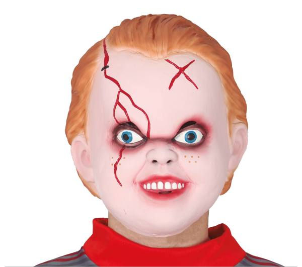 Eine furchteinflößende Horrorpuppen-Maske aus Latex mit starren, gruseligen Gesichtszügen und feinen Riss-Details, die in den Verkaufsregalen eines Berliner Halloween-Shops präsentiert wird.