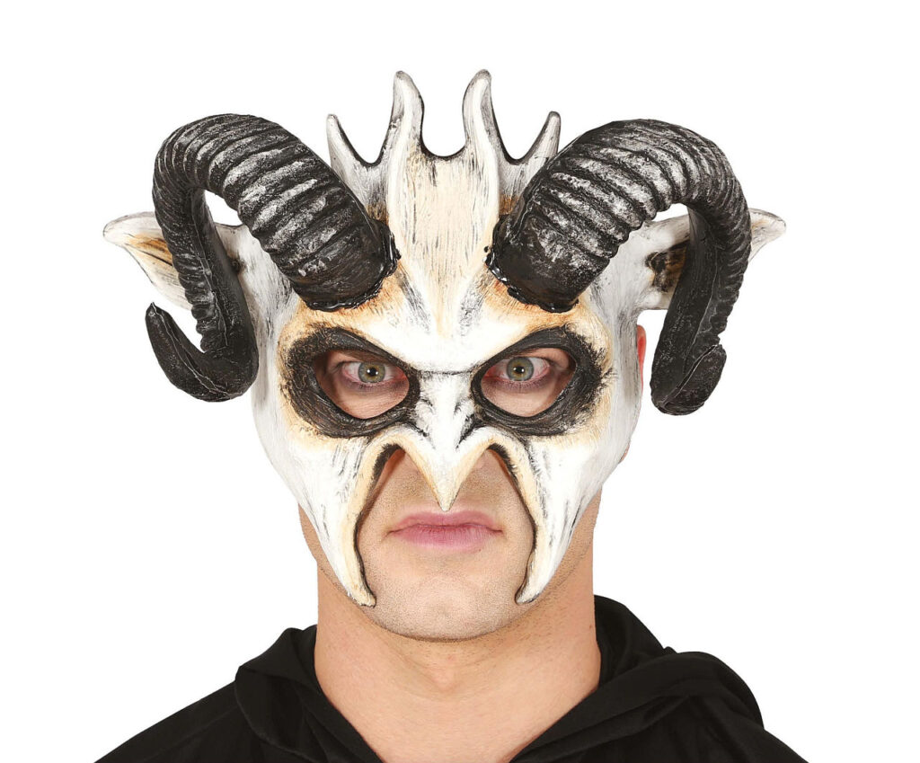 Eine detailreiche Maske mit großen, markanten Hörnern, die in den Verkaufsregalen eines Berliner Maskenladens präsentiert wird.