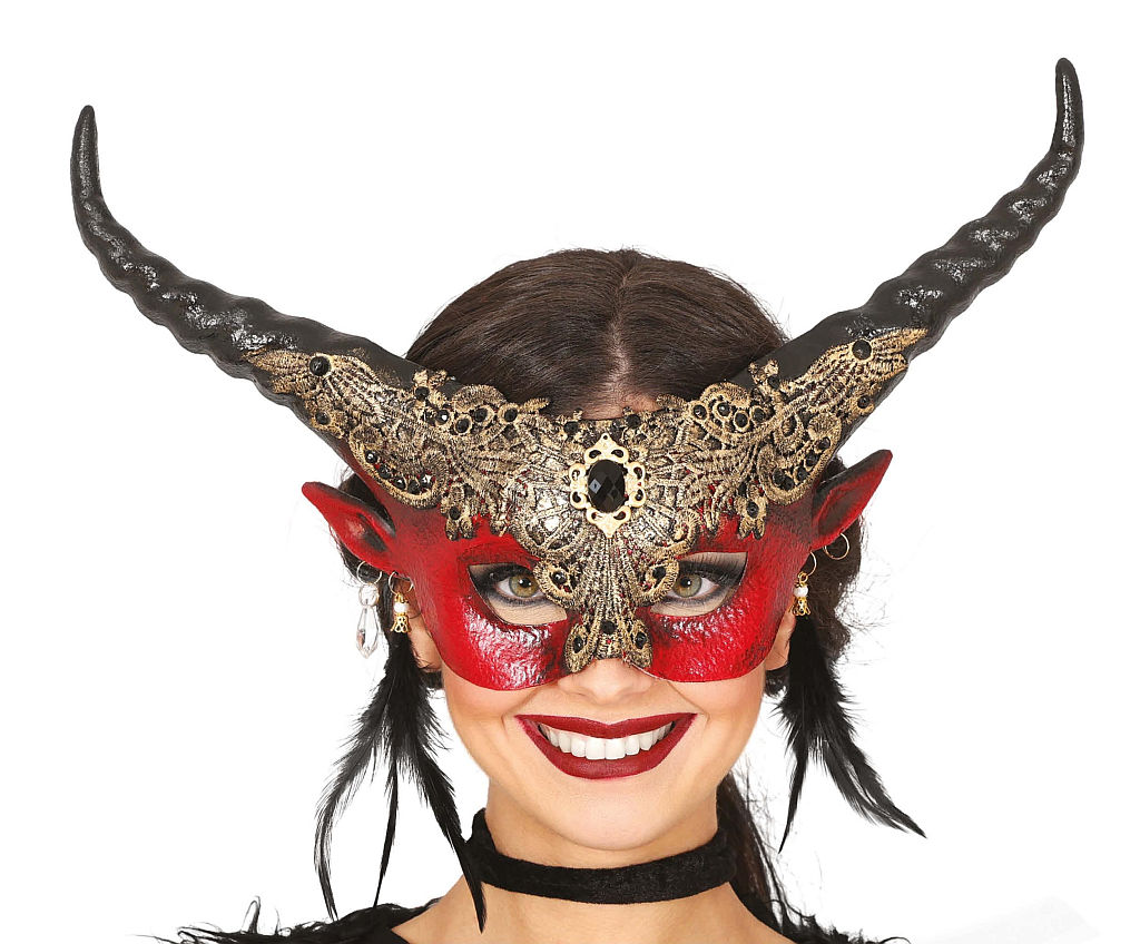 Eine rot-schwarz gefärbte Maske mit auffälligen Hörnern, ausgestellt in einem Maskengeschäft in Berlin.