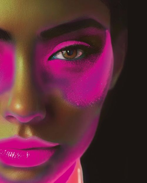Rosa Neonschminke und Neon Make-up im Kostümladen in Berlin
