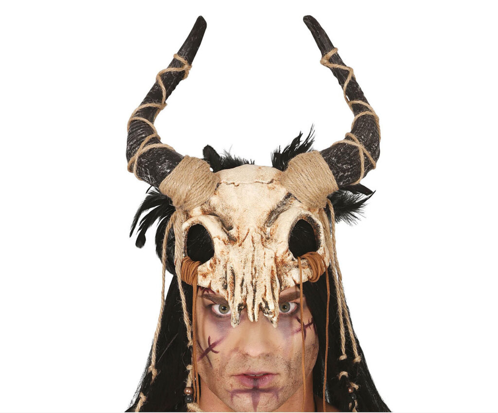 Eine Schamanenmaske mit auffälligen Hörnern, ausgestellt in einem Maskengeschäft in Berlin.