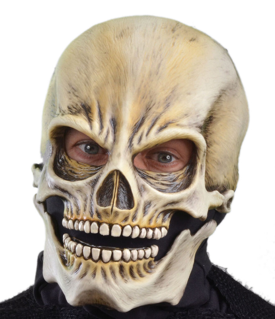 Eine realistische, knochenfarbene Skelett-Maske aus Latex, die durch einen beweglichen Unterkiefer besticht, präsentiert in den Verkaufsregalen eines Berliner Maskenladens.