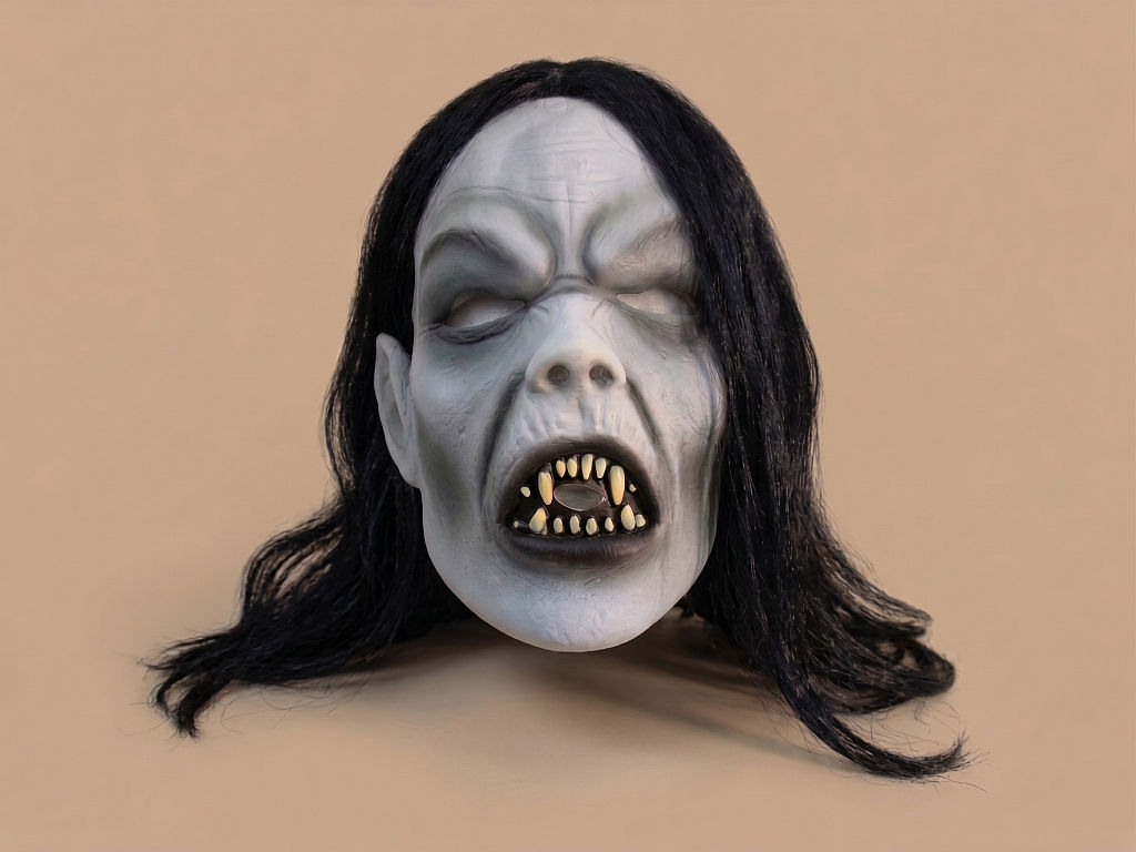 Furchteinflößende Vampir-Maske mit spitzen Zähnen und schwarzen Haaren.