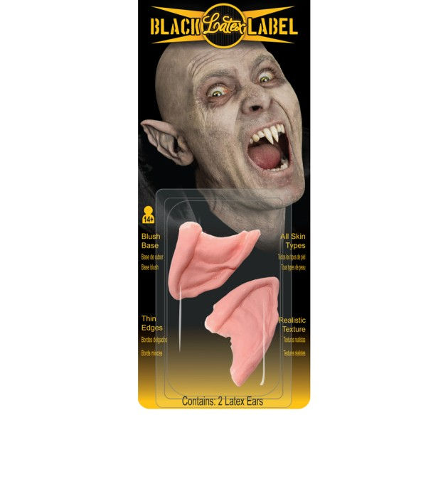 Eine Person trägt spitze Latex-Vampirohren, gekauft in einem Berliner Kostümshop.