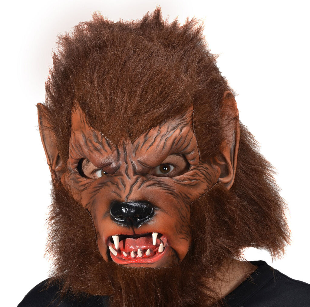 Eine furchteinflößende, braune Werwolf-Maske aus Latex mit wilden Fell-Details und gefletschten Zähnen, präsentiert in den Regalen von Clothingland Kostüme und Masken in Berlin.