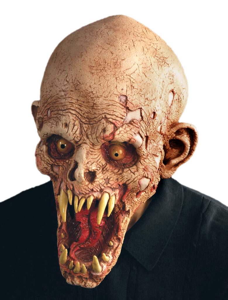Eine furchteinflößende Zombie-Maske aus Latex mit untoten Gesichtszügen und unheimlichen Details, die in den Verkaufsregalen eines Berliner Maskenladens präsentiert wird.