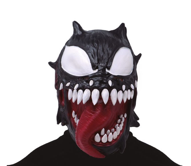 Eine furchteinflößende, schwarze Monster-Maske aus Latex mit einer auffällig langen, detailliert gearbeiteten Zunge, die in den Verkaufsregalen eines Berliner Halloween-Shops präsentiert wird.