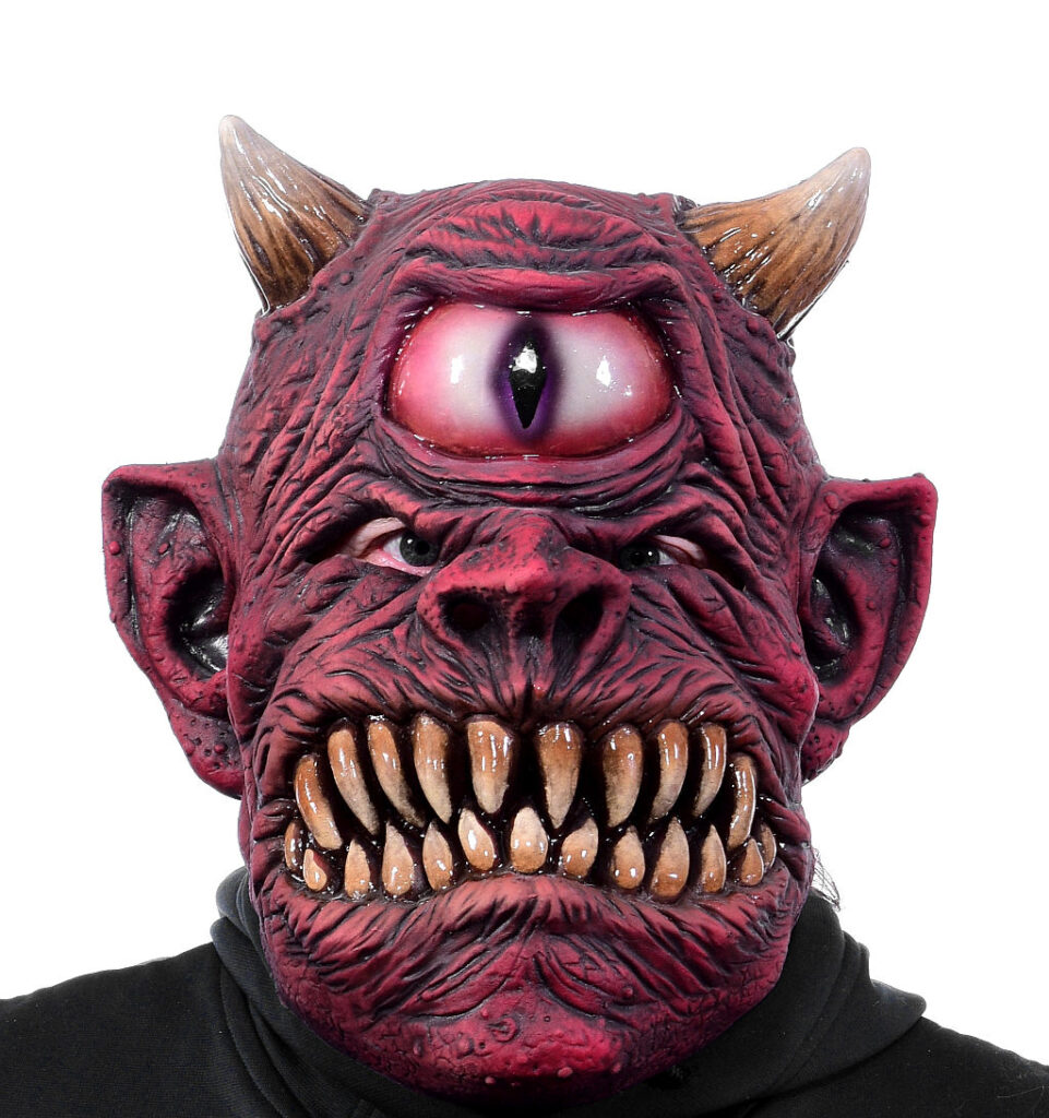 Eine auffällige, rote Zyklon-Maske aus Latex mit markanten Details, die in den Verkaufsregalen eines Berliner Maskenladens präsentiert wird.