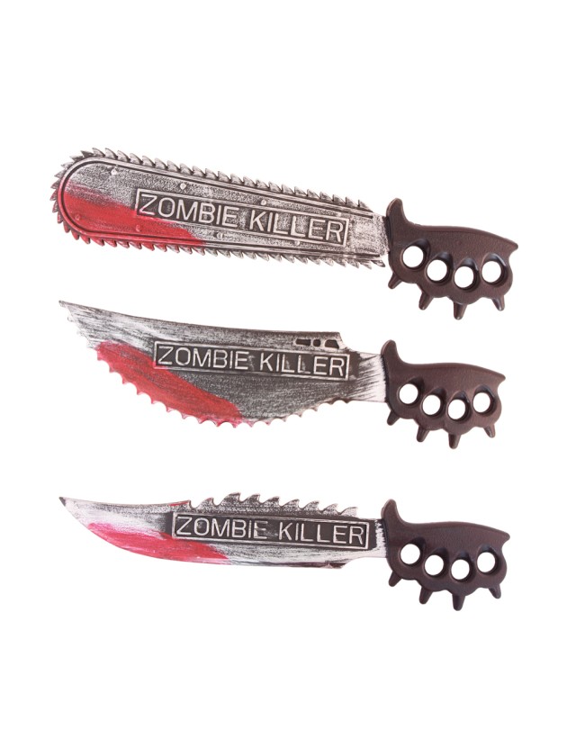 Drei unterschiedliche Spielzeug-Messer aus Kunststoff im „Zombie Killer“-Design, übereinander auf weißem Hintergrund abgebildet. Jedes Modell besitzt einen dunklen Schlagring-Griff und ein silbernes, künstlich abgenutztes Blatt mit der eingeprägten Aufschrift „ZOMBIE KILLER“ und roten Farbspritzern als Kunstblut: oben eine Kettensägen-Klinge, in der Mitte ein breites, gezacktes Messer und unten eine klassische Klinge mit gezacktem Rücken.