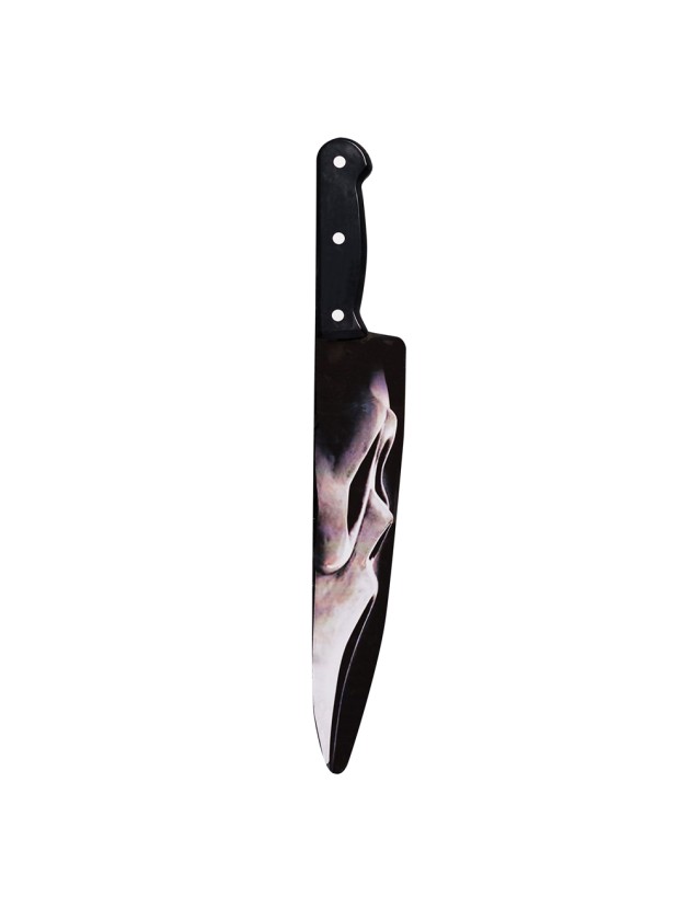 in vertikal ausgerichtetes Halloween-Spielzeugmesser im "Ghost Face"-Design aus dem Scream-Franchise, freigestellt auf weißem Hintergrund, wobei der Griff nach oben und die Klinge nach unten zeigt. Der schwarze, ergonomische Kunststoffgriff im Stil eines klassischen Küchenmessers ist mit drei silbernen Nieten versehen. Die breite, lange Klinge zeigt einen kunstvollen, düsteren Aufdruck der charakteristischen, verzerrten "Ghost Face"-Maske in kontrastreichen Schwarz-, Weiß- und Grautönen. Die nach unten spitz zulaufende Klinge ist flach und aus Kunststoff gefertigt, umgeben von einem dünnen, hellen Rand.