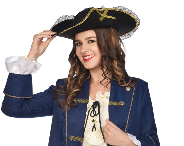 Ein eleganter schwarzer Piratenhut, der aufwendig mit einer edlen Goldborte und feinen Spitzendetails verziert ist.