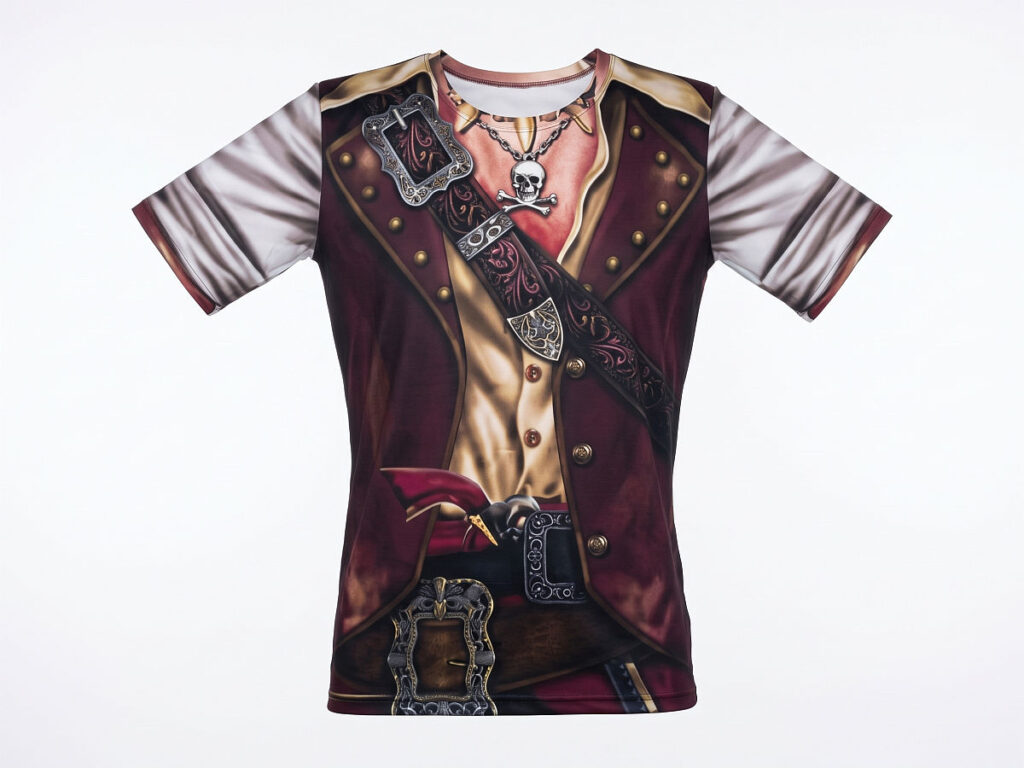 Ein kurzärmeliges T-Shirt auf weißem Hintergrund mit einem detaillierten, fotorealistischen Aufdruck, der ein komplettes Piratenkostüm darstellt. Der Druck zeigt eine offene, braunen Weste mit Messingknöpfen, die über einer hellgoldenen Weste getragen wird. Ein breiter, gemusterter Leder-Schultergurt mit einer großen, verzierten Silberschnalle verläuft diagonal über die Brust und eine Halskette mit einem silbernen Totenkopf-Anhänger und spitzen Zähnen zu sehen. Um die Taille ist ein zweiter brauner Ledergürtel mit einer großen, detaillierten Silberschnalle.