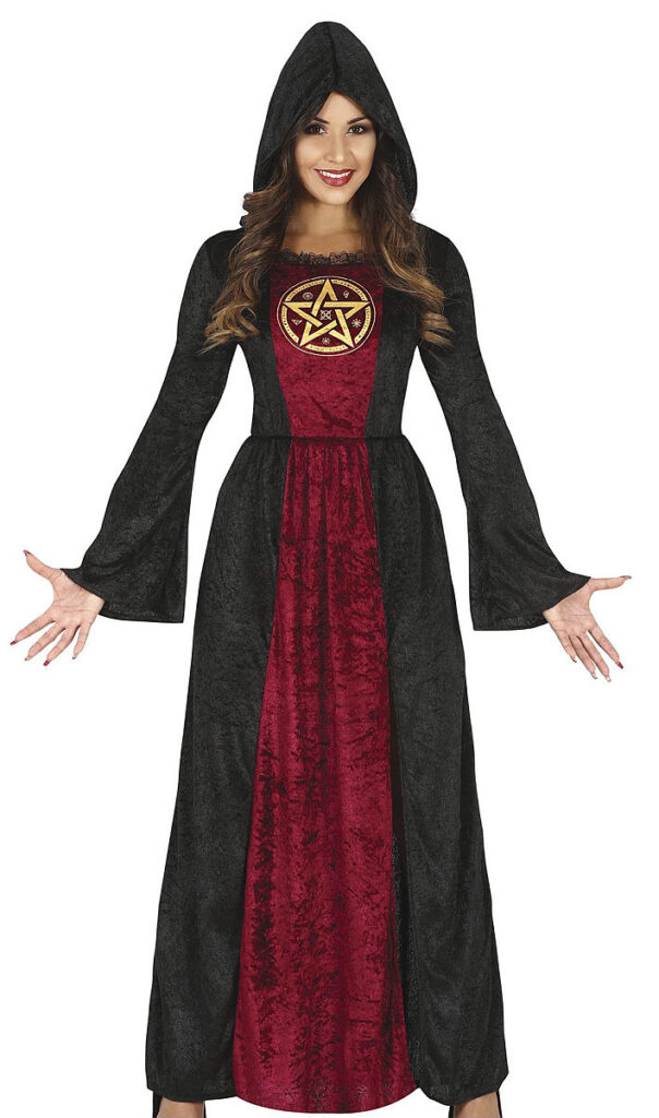 Eine Frau präsentiert ein langes, okkultes Hexen-Gewand vor einem weißen Hintergrund. Das Kostüm besteht aus einem bodenlangen Kleid mit einer schwarzen Kapuze und weiten, schwarzen Trompetenärmeln. Die Vorderseite des Kleides wird durch einen breiten, dunkelroten Stoffeinsatz in Samtoptik dominiert, der von der Brust bis zum Saum reicht. Auf Brusthöhe prangt ein großes, goldenes kreisförmiges Emblem, das ein Pentagramm und mystische Symbole zeigt. Die Frau lächelt in die Kamera und hält ihre Arme mit geöffneten Händen leicht zur Seite gestreckt.   