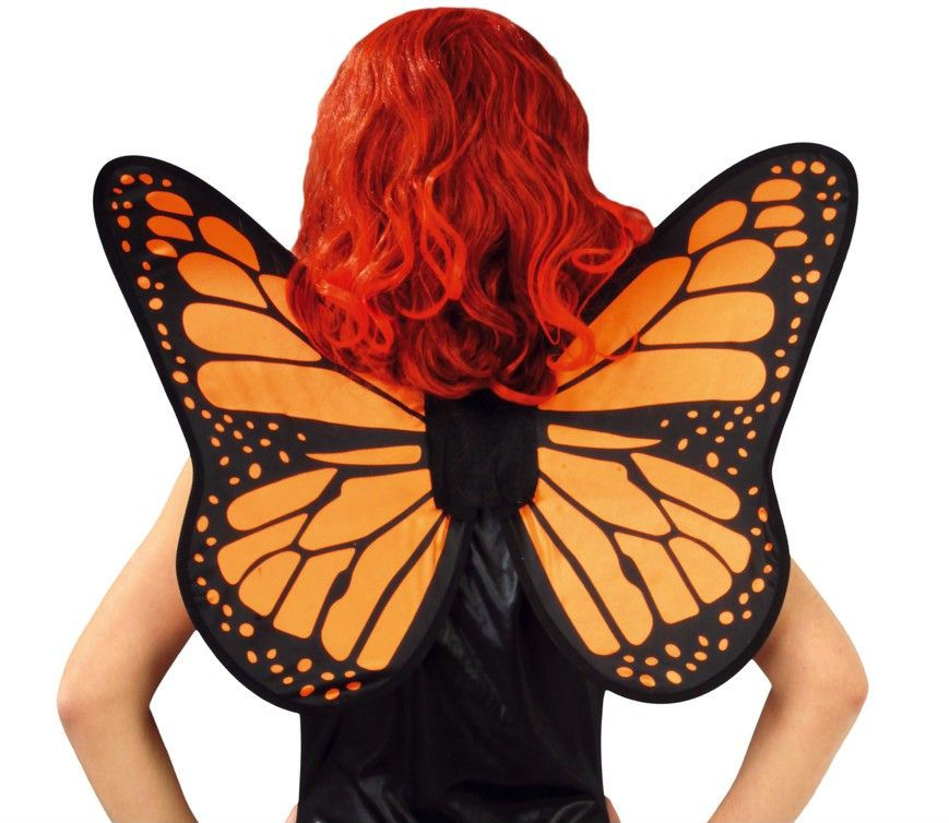 Rückansicht einer Person mit rot lockiger Perücke und schwarzem Oberteil, die mittelgroße Schmetterlingsflügel für Kostüme in Orange und Schwarz auf dem Rücken trägt, freigestellt auf weißem Hintergrund. Die flügelartigen Accessoires bestehen aus leichtem Stoff, der auf ein stabiles Drahtgestell gespannt ist. Sie sind dem Muster eines Monarchfalters nachempfunden, mit leuchtend orangen Segmenten, schwarzen Adern und einem breiten schwarzen Rand, der mit feinen hellen Punkten am äußeren Saum verziert ist. Die Flügel werden durch unauffällige, schwarze elastische Schultergurte auf dem Rücken gehalten.