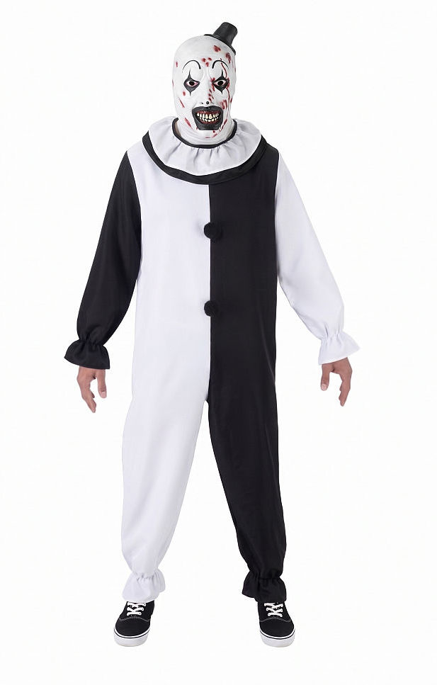 Person in einem hälftig schwarz und weiß geteilten Clown-Overall mit schwarzen Pompons und einem weißen Kragen. Dazu trägt sie eine gruselige, blutbespritzte Clown-Maske mit entblößten Zähnen und einem kleinen schwarzen Zylinder vor einem weißen Hintergrund.