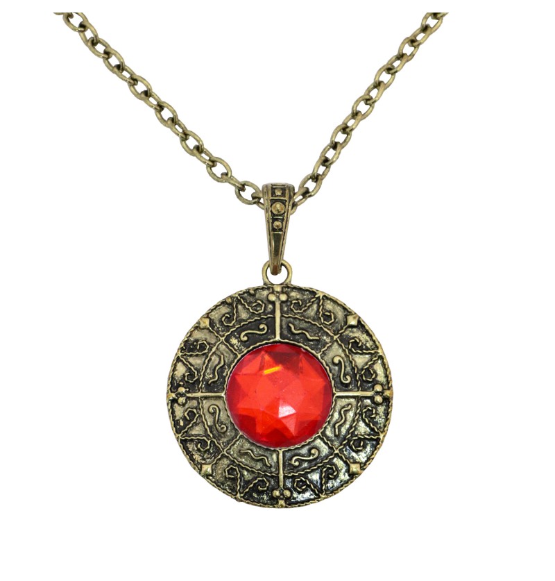 Eine verschnörkelte Vampirkette mit einem großen, blutroten Schmuckstein als Anhänger.