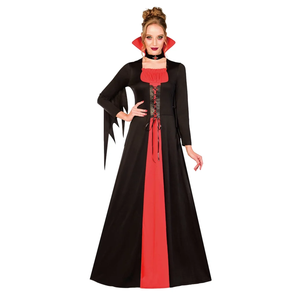 Frau in einem langen, schwarz-roten Vampirkleid mit rotem Stehkragen, einer Schnürung am Oberteil und gezackten Fledermausärmeln vor weißem Hintergrund.