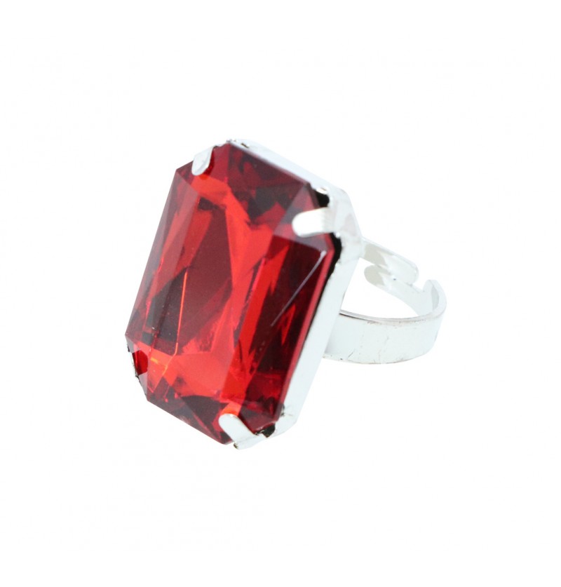 in edler Statement-Ring mit tiefrotem Stein zur eleganten Abrundung eines Halloween- oder Vampir-Kostüms.