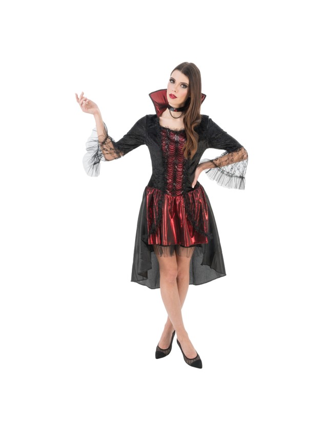 Frau in einem rot-schwarzen Vampir-Kostüm mit hohem Stehkragen, weiten Spitzenärmeln, einem Mieder-Oberteil und einem asymmetrischen, vorne kurzen Rock vor weißem Hintergrund.